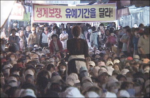  성매매 특별법 시행 첫날인 2004년 9월 23일 밤 8시30분, 미아리 텍사스 업주와 업소 여성 500여명은 "생계를 보장하라"며 단속에 항의하는 시위를 벌였으나 이 시위는 업주들이 조직한 것이라는 주장도 제기됐다.